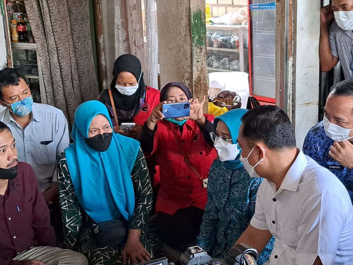 Walikota Surabaya Ery Cahyadi berbincang dengan salah satu keluarga korban meninggal kecelakaan bus di Tol Surabaya-Mojokerto (Sumo). (Foto: Pita Sari/Ngopibareng.id)