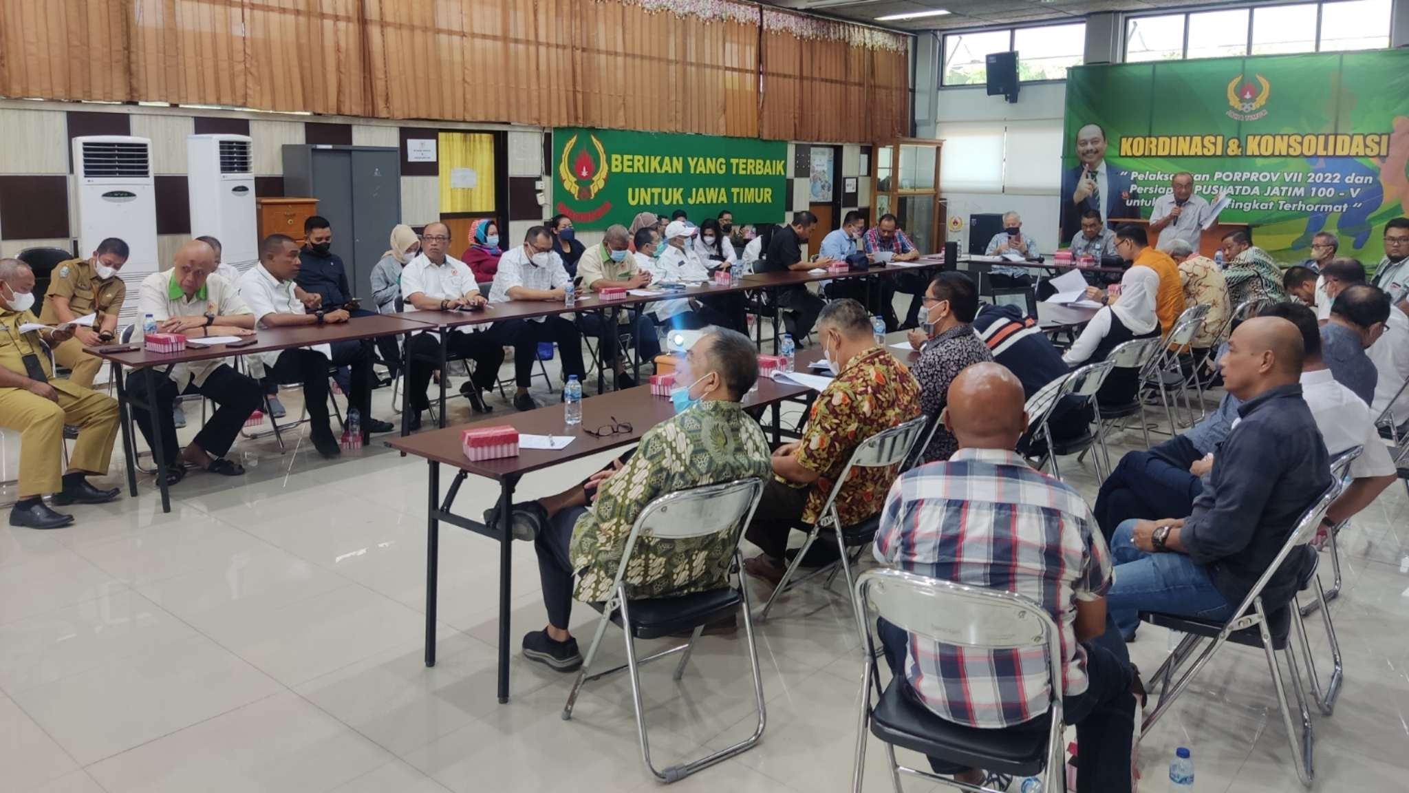 Pengurus KONI Jatim saat melakukan rapat koordinasi pelaksanaan Porprov VII di Gedung KONI Jatim, Surabaya, Selasa 17 Mei 2022. (Foto: Fariz Yarbo/Ngopibareng.id)
