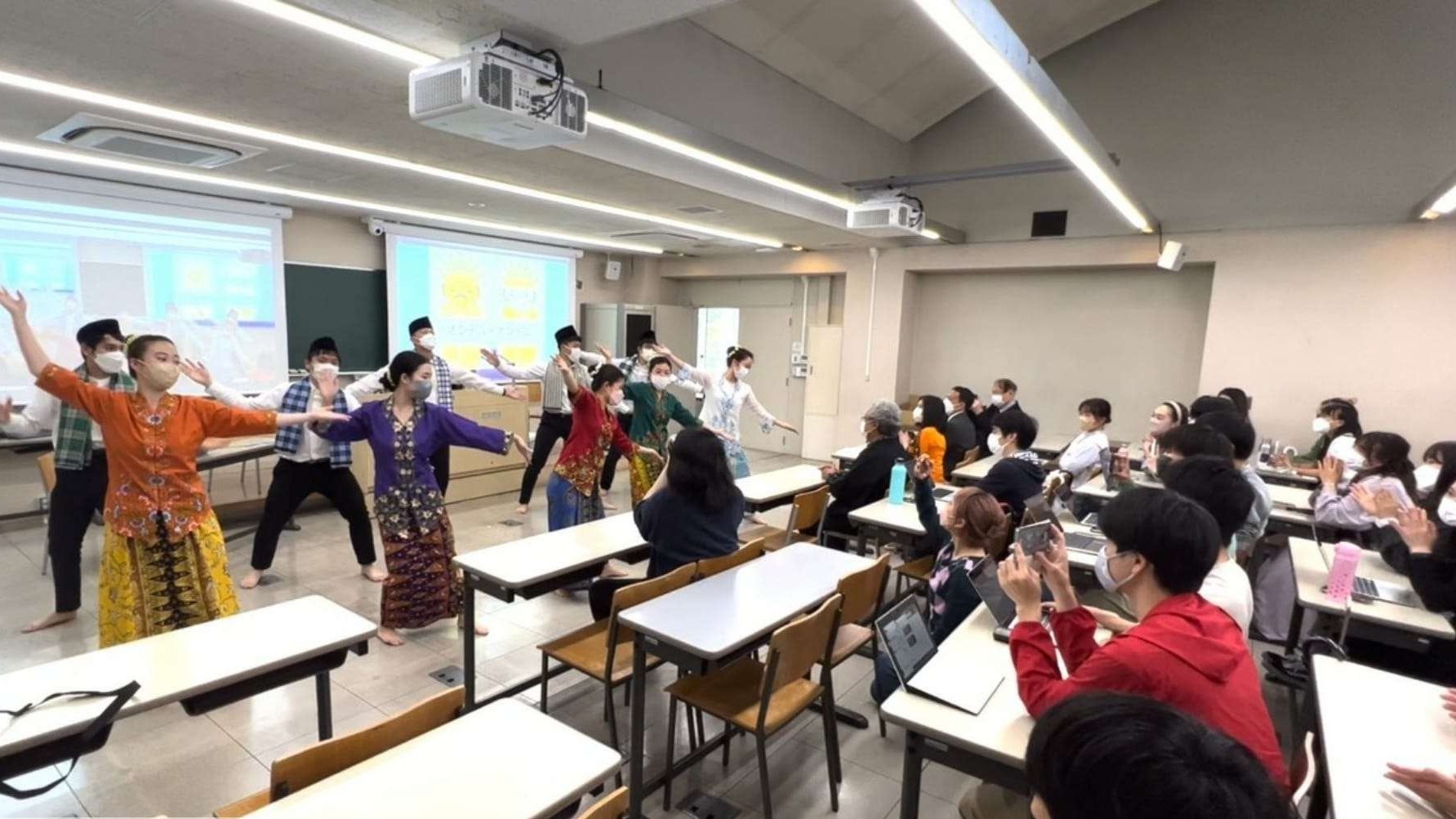 Mahasiswa Keio Jepang antusias belajar tari ondel-ondel dan tari piring. (Foto: Dok KBRI Tokyo)
