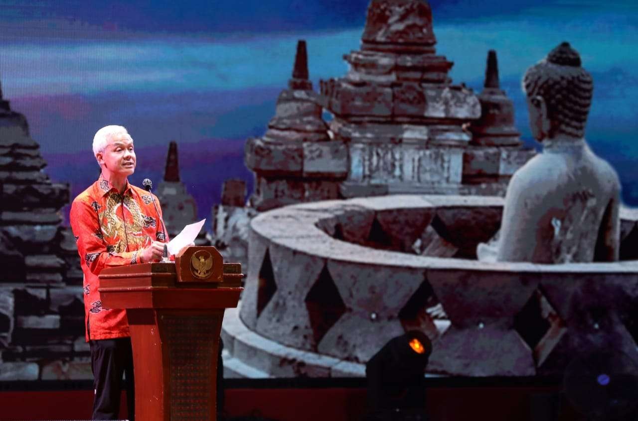 Gubernur Jawa Tengah, Ganjar Pranowo memberikan sambutan acara Dharmasanti malam peringatan Trisuci Waisak di pelataran Candi Borobudur, Senin 16 Mei 2022 malam.  (Foto: Istimewa)
