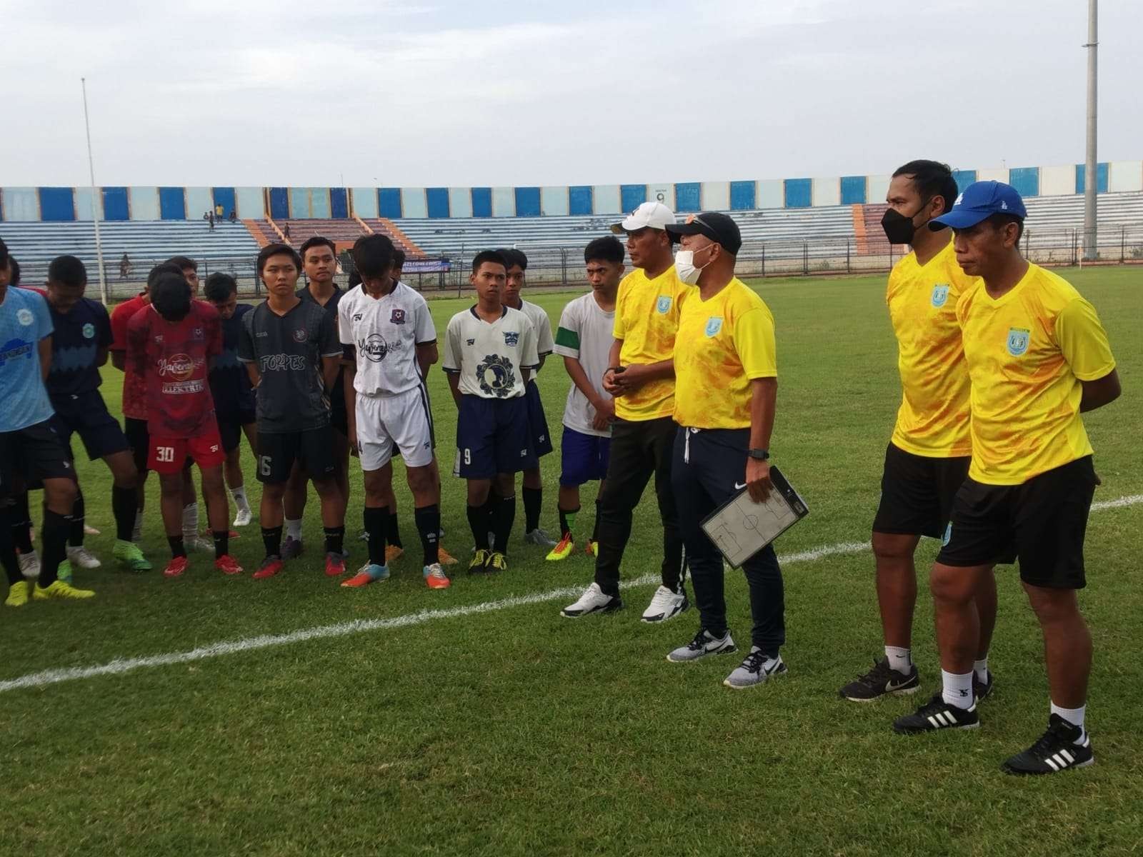 Pelatih Kepala Persela Lamongan, Fakhri Husaini memberikan pengarahan saat seleksi perdana di Stadion Surajaya Lamongan. (Foto: Imron Rosidi/Ngopibareng.id)
