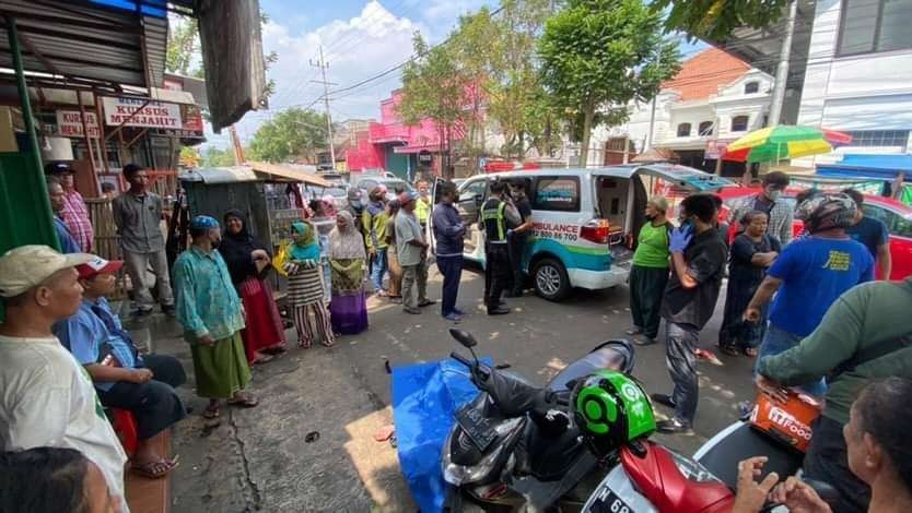 Jenazah pria di Malang tergeletak di jalanan, usai makan siang. (Foto: Lalu Theo/Ngopibareng.id)