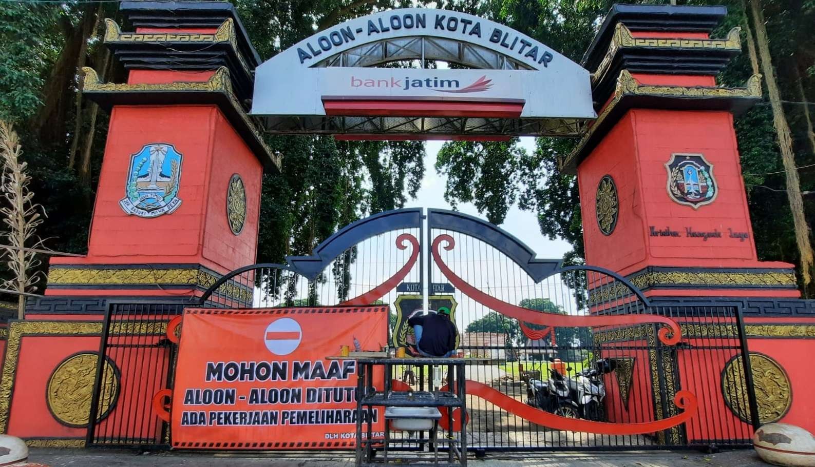 Pintu gerbang Aloon-aloon Kota Blitar ditutup. Ada pengerjaan pemeliharaan sarana dan prasarana. (Foto: blitarkota.go.id)