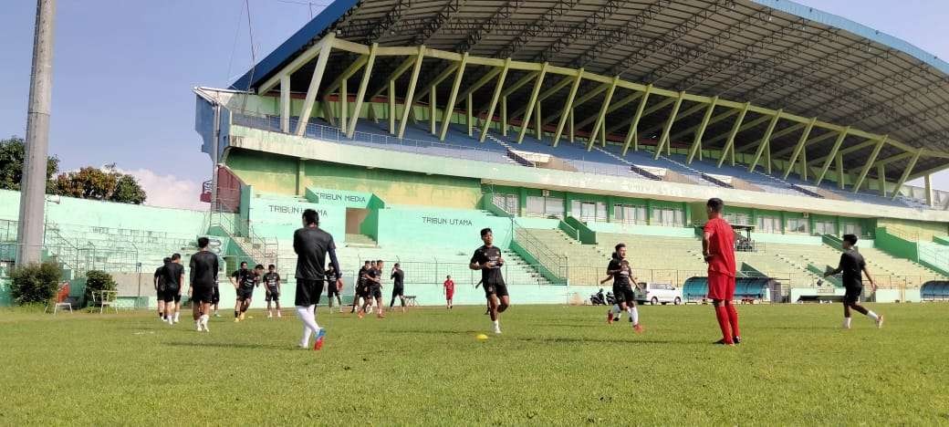 Skuad Arema FC saat menjalani sesi latihan di Stadion Gajayana, Kota Malang (Foto: Lalu Theo/ngopibareng.id)