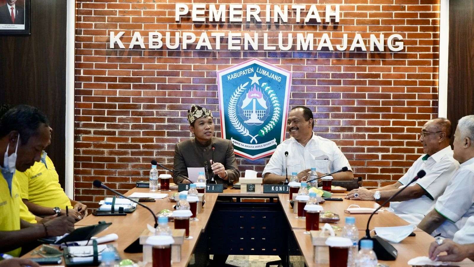 Ketua KONI Jatim, M Nabil (kanan) saat bertemu dengan Bupati Lumajang Thoriqul Haq di Kantor Bupati Lumajang, Rabu 18 Mei 2022. (Foto: Istimewa)