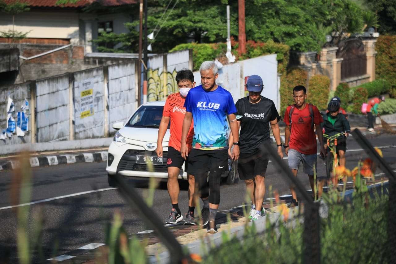 Gubernur Ganjar saat olahraga jalan sehat keliling kampung di wilayah Gajahmungkur, Kota Semarang, Rabu, 18 Mei 2022. (Foto: Dok Jateng)