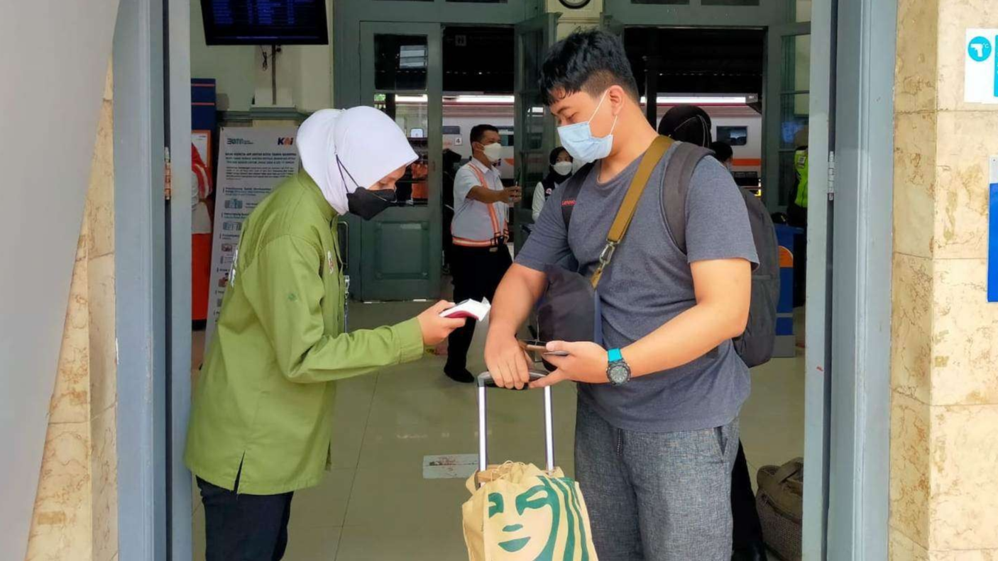 Petugas mengecek suhu tubuh calon penumpang KA (foto:istimewa)