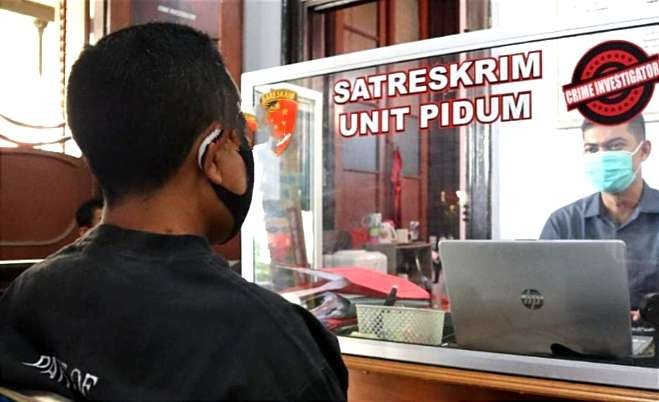 Pelaku penipuan pinjam uang dengan jaminan sawah orang lain tengah diperiksa penyidik Satreskrim Polres Bondowoso. (Foto: Guido Saphan/Ngopibareng.id)