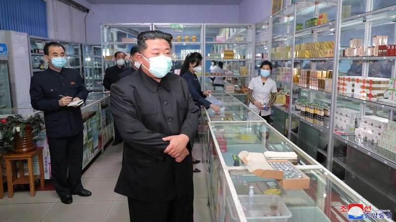 Pemimpin Korea Utara Kim Jong Un mengenakan masker di tengah wabah Covid-19 saat sidak di sejumlah apotek di Pyongyang. (Foto: Istimewa)