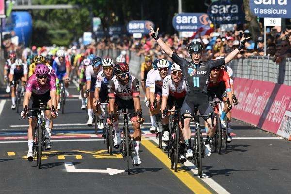 Alberto Dainese (Team DSM) meraih kemenangan pertama di ajang GrandTour di Giro d'Italia etape 11, pada Rabu 18 Mei 2022. (Foto: Istimewa)