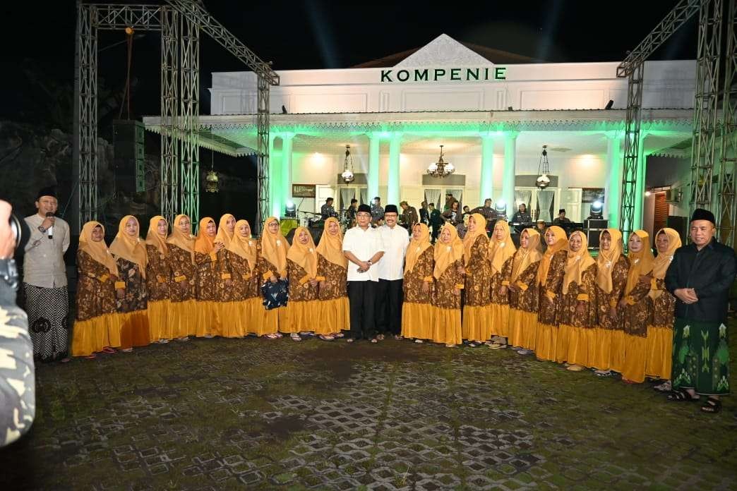 Ketua PBNU Gus Yahya melihat penampilan ibu-ibu group shalawatan Nurul Fadilah Rembang, Pasuruan, di Pendopo Kabupaten Pasuruan, Kamis, 19 Mei 2022 malam. (Foto: Istimewa)