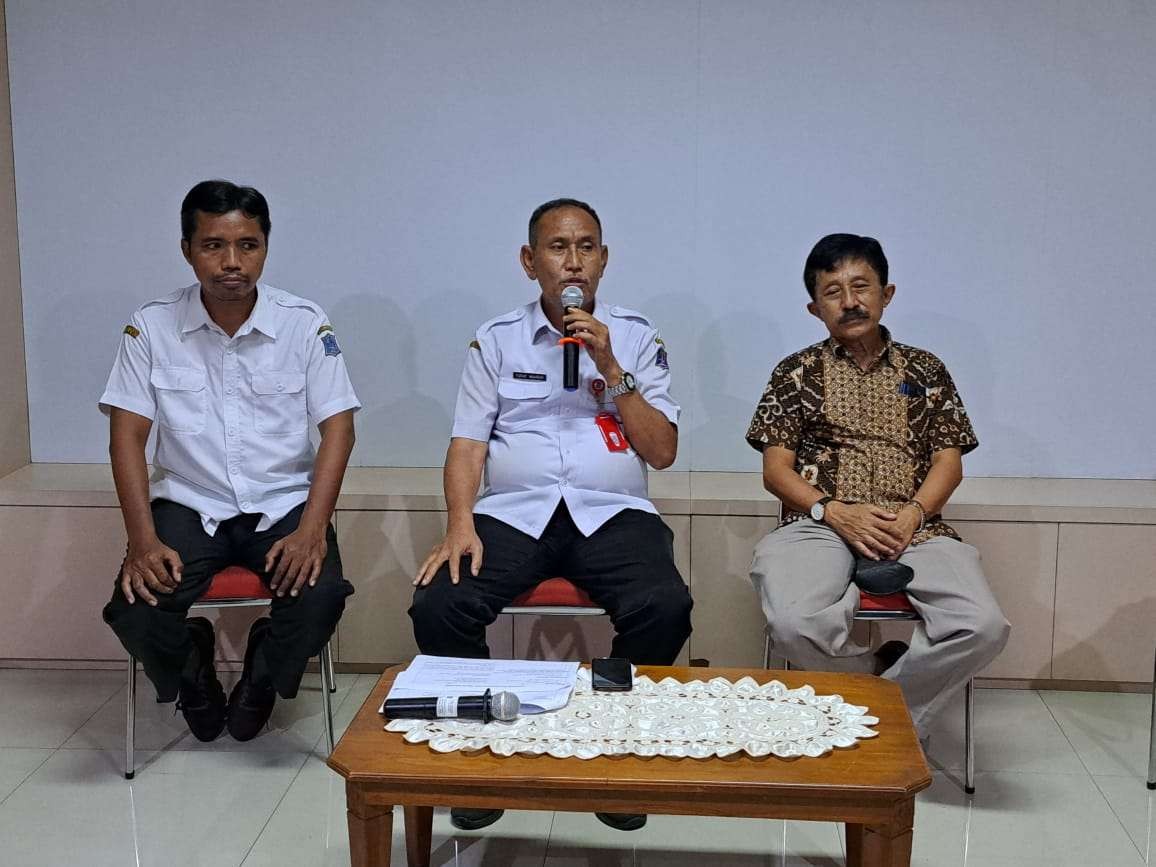 Kepala Dinas Pendidikan Surabaya, Yusuf Masruh (tengah) bersama Dewan Pendidikan Kota Surabaya, Yuli Purnomo (kiri) dalam konferensi pers bersama wartawan. (Foto: Pita Sari/Ngopibareng.id)