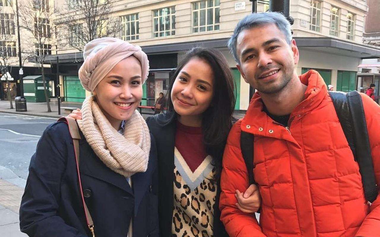 Mimi Bayuh tampak berdiri di samping Nagita Slavina sedangkan Raffi Ahmad berada di posisi paling kanan saat liburan ke luar negeri. (Foto: Instagram @mimibayuh)