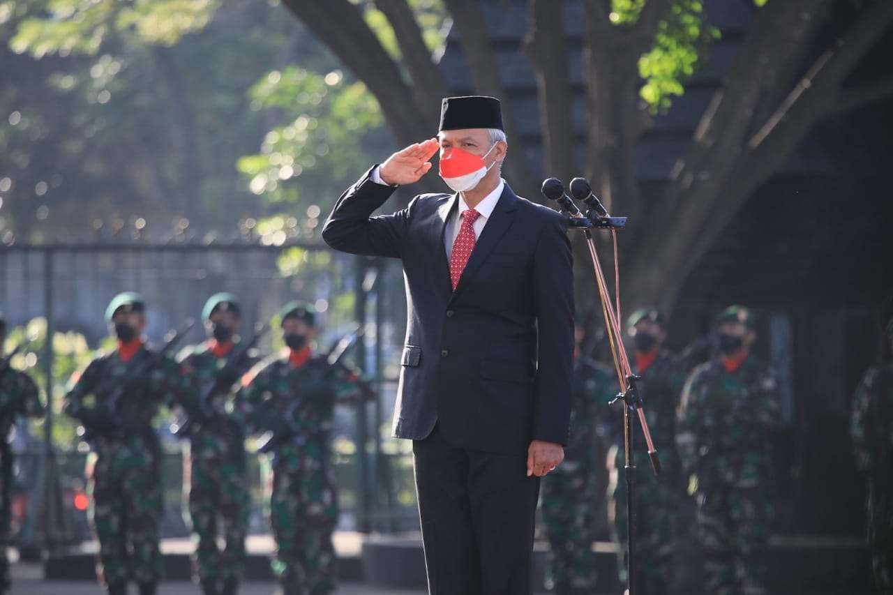 Gubernur Ganjar menjadi inspektur upacara peringatan Harkitnas di Pemprov Jateng. (Foto: Dok Jateng)