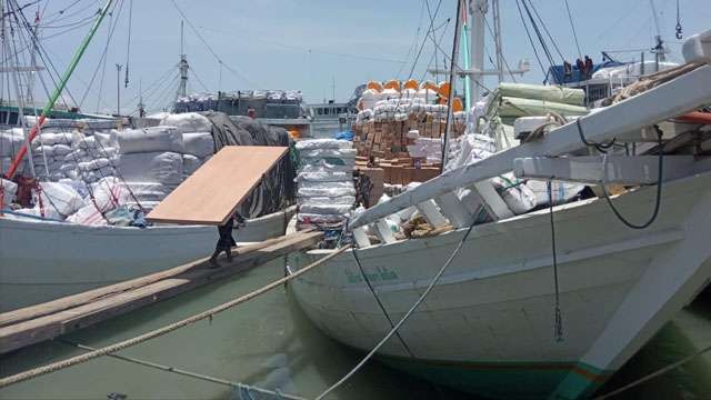 Kapal-kapal Pelra berhimpitan memenuhi pelabuhan Gresik Jawa Timur, untuk memuat dan membongkar angkutan.  Titik nadir budaya bahari (Foto: Istimewa)