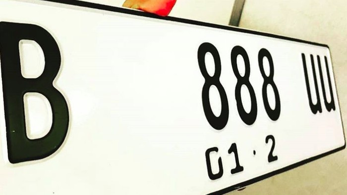 Ilustrasi plat nomor polisi dengan latar belakang warna putih.