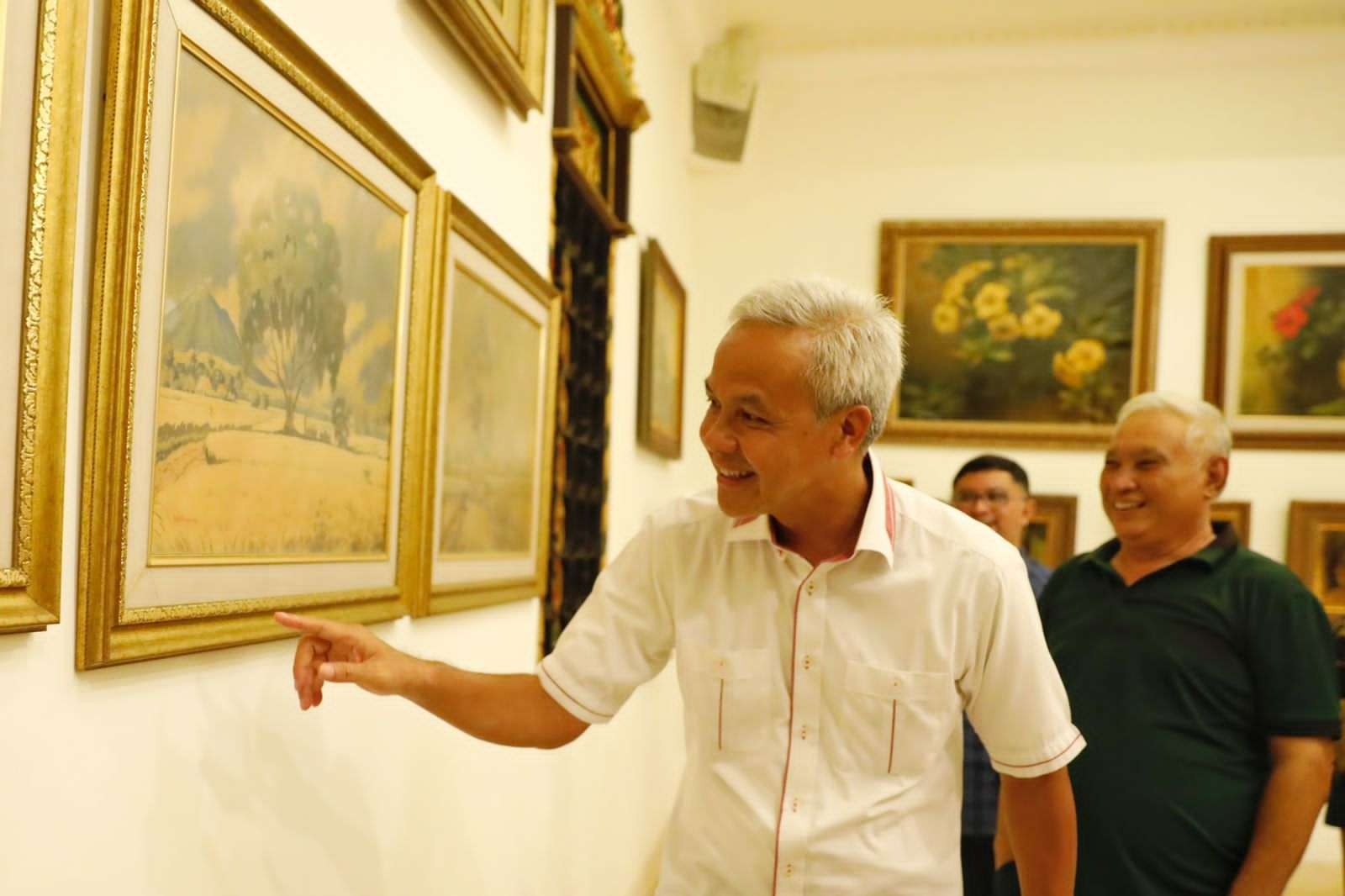 Gubernur Jateng sekaligus Ketua KAGAMA terpukau melihat koleksi lukisan di museum pribadi maestro pelukis Indonesia, Dullah , di Surabaya. (Foto: Istimewa)