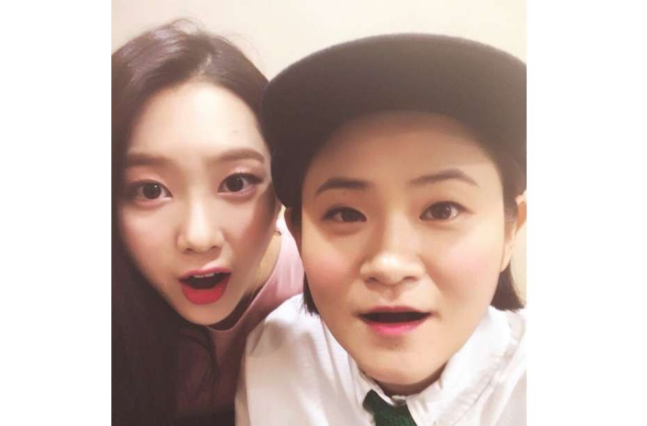 Jiho Oh My Girl (kiri) dan Kim Shin Young disebut pasangan sejenis. (Foto: Istimewa)