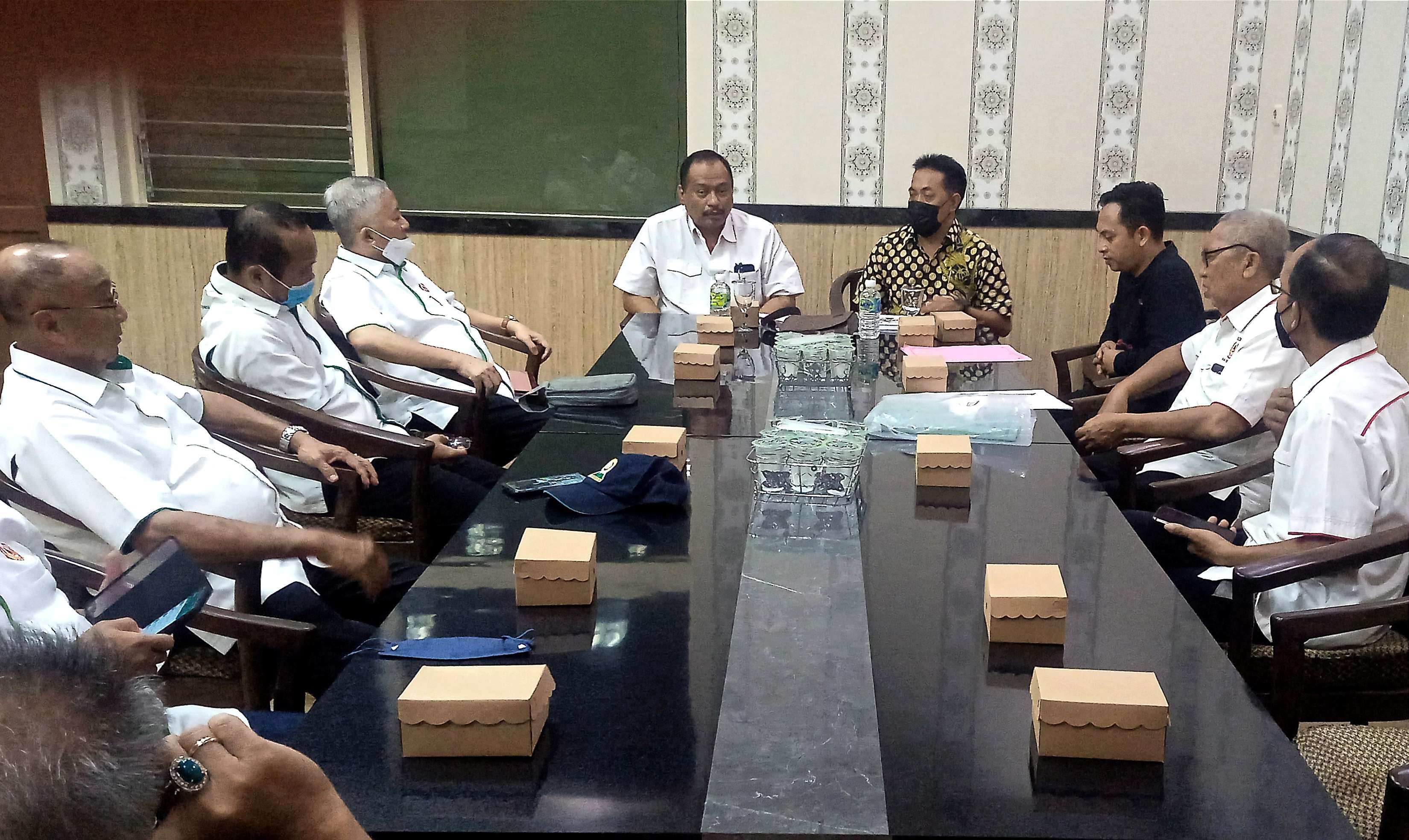 Ketua KONI Jatim, M. Nabil dan jajaran pengurus harian KONI meminta Pemkab dan KONI Bondowoso gebyarkan Porprov Jatim VII 2022. (Foto: Guido Saphan/Ngopibareng.id)