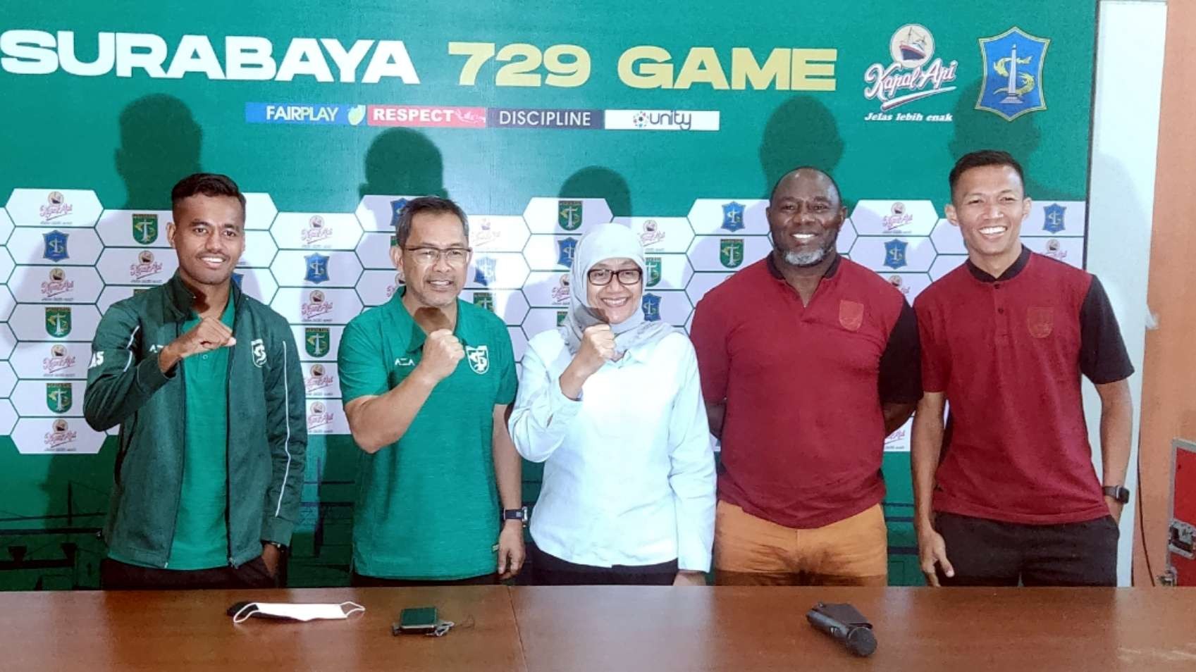 Pelatih Persebaya, Aji Santoso (dua dari kiri) usai pre match press conference di Kantor DKKORP Surabaya, Sabtu 21 Mei 2022. (Foto: Fariz Yarbo/Ngopibareng.id)