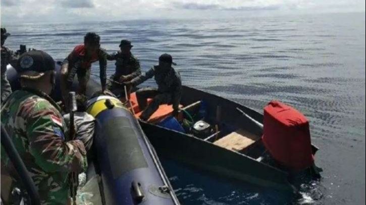 Petugas Pengawasan Sumber Daya Kelautan dan Perikanan menangkap nelayan yang melakukan aksi pengeboman ikan di Laut Sulawesi. (Foto: Antara/KKP)