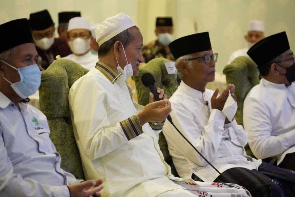 KH Agoes Ali Masyhuri (Gus Ali) bersama KH Anwar Iskandar, Wakil Rais Aam PBNU dalam kegiatan di Surabaya. (Foto: Istimewa)