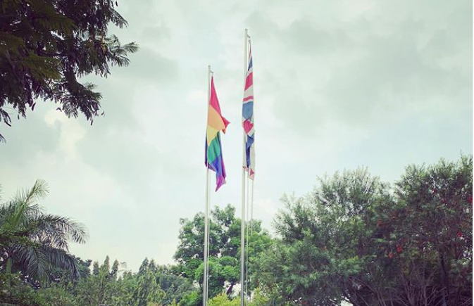 Bendera pelangi yang sempat dikibarkan di Kedubes Inggris di Jakarta. (Foto: Instagram)