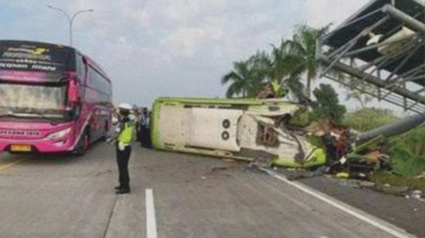 Kecelakaan bus di Tol Surabaya Mojokerto yang menewaskan belasan orang peserta rekreasi. (Foto: Istimewa)