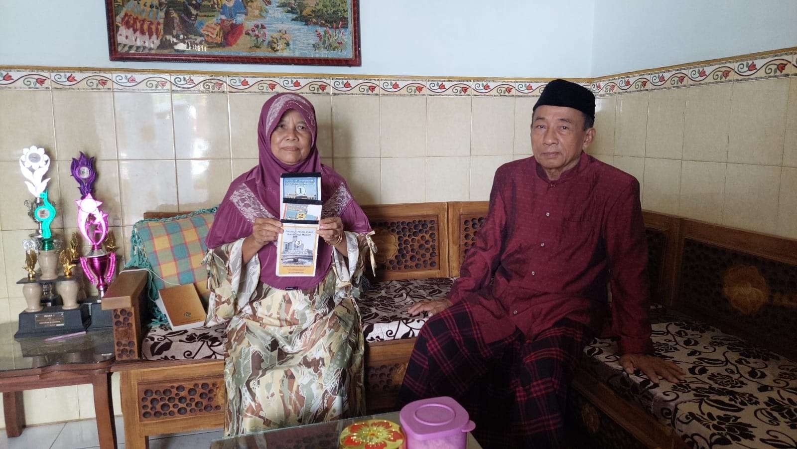 Nasipi bersama suaminya, Mardi, warga Kota Probolinggo yang memilih membatalkan berangkat haji tahun ini. (Foto: Ikhsan Mahmudi/Ngopibareng.id)
