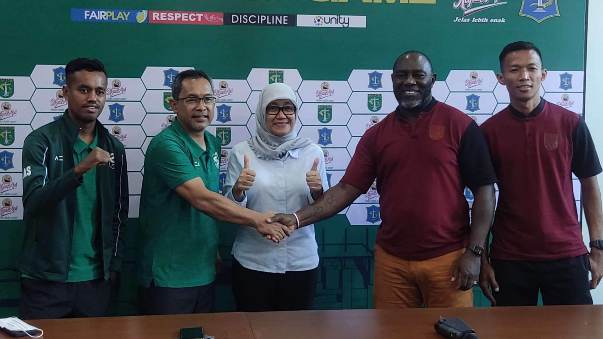 Pelatih Persis Solo, Jackson F Tiago (dua dari kanan) usai pre match press conference di Kantor DKKORP Surabaya, Sabtu 21 Mei 2022. (Foto: Fariz Yarbo/Ngopibareng.id)
