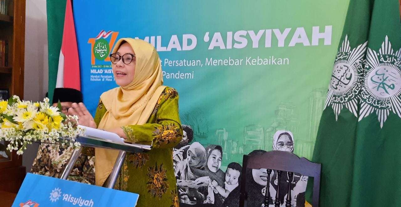 Ketua Umum Pimpinan Pusat ‘Aisyiyah, Siti Noordjannah Djohantini mengajak seluruh kader ‘Aisyiyah untuk refleksi ruhaniyah. (Foto: Istimewa)