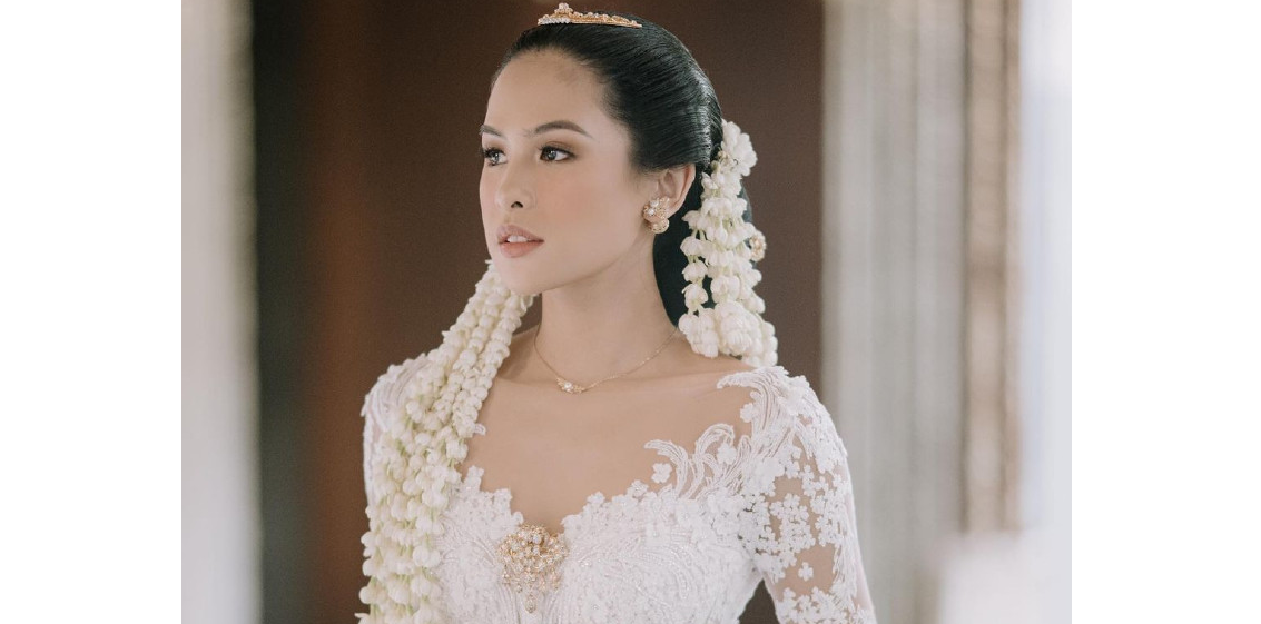 Maudy Ayunda tampak anggun dalam balutan kebaya putih dan sanggul pengantin. (Foto: Instagram @maudyayunda)