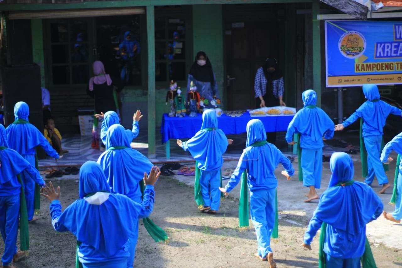 Belasan anak-anak berbaju biru laut, berlatih tari Thengul di depan rumah warga Dusun Kedung Krambil, Desa Sumberjo, Kecamatan Margomulyo, Bojonegoro. (Foto: Dok Bojonegoro)