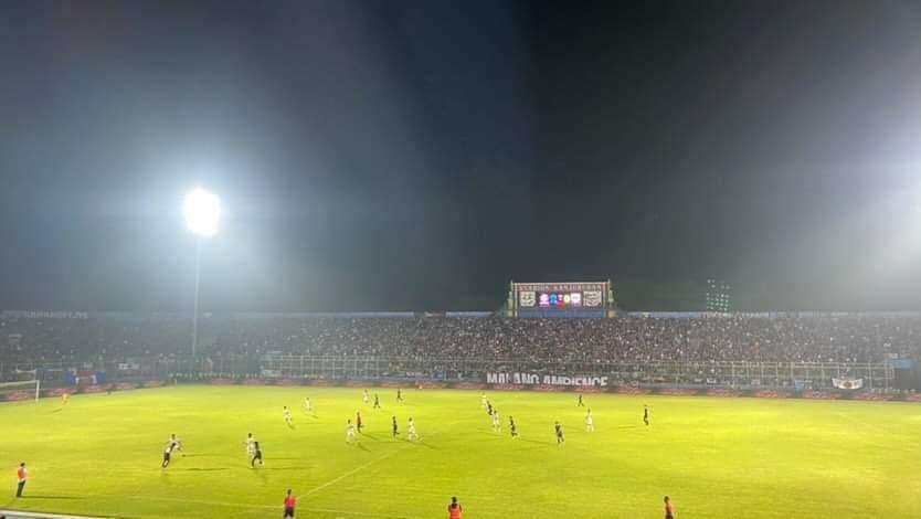 Jalannya laga ujicoba Arema FC kontra PSIS Semarang di Stadion Kanjuruhan, Malang (Foto: Lalu Theo/ngopibareng.id)