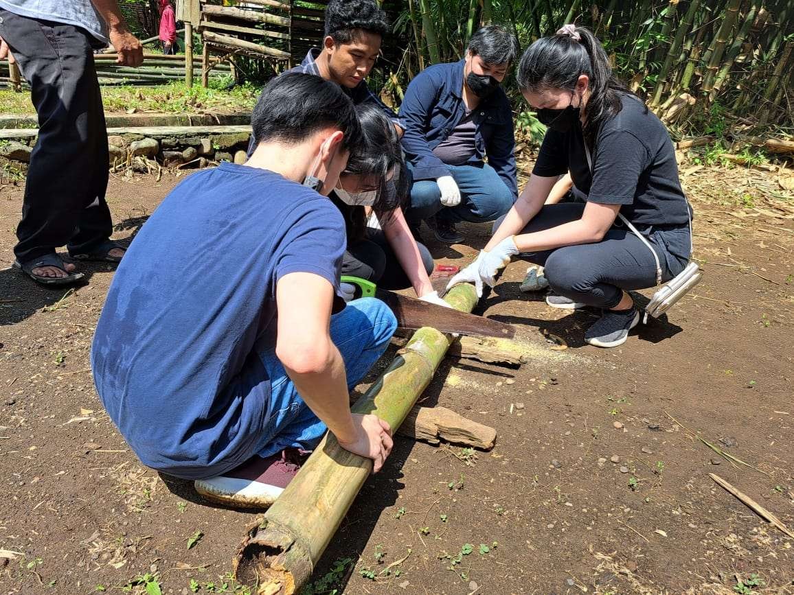 Mahasiswa UK Petra merancang gazebo bambu dengan teknik lengkung di Desa Mojotrisno, Jombang. (Foto: Pita Sari/Ngopibareng.id)