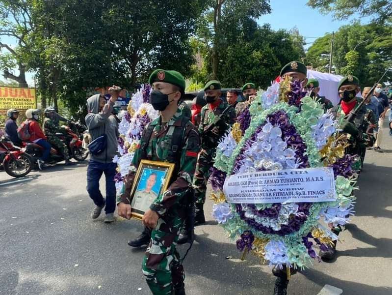 Pemakaman Eks Jubir Satgas Covid-19, Acmad Yurianto secara militer di TPU Dadaprejo, Kota Batu (Foto: Lalu Theo/ngopibareng.id)