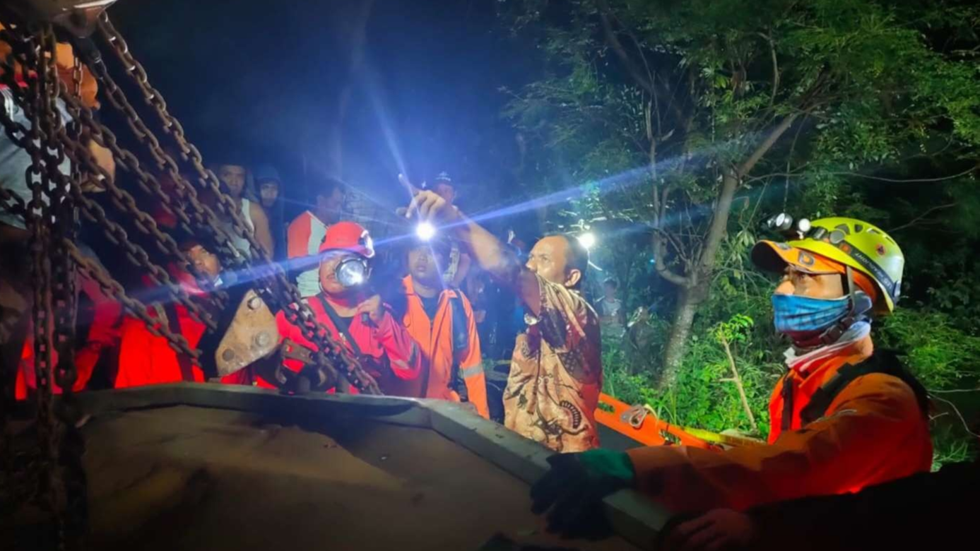 Petugas BPBD Kabupaten Tuban saat melakukan upaya evakuasi korban (Foto: dok. Istimewa)