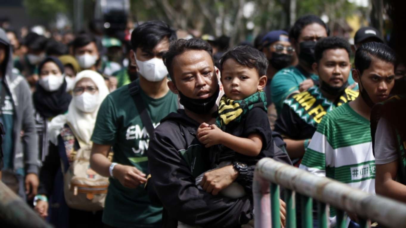 Fahrul salah satu Bonek bersama anaknya datang menyaksikan laga Persebaya melawan Persis Solo di Stadion Gelora Bung Tomo, Surabaya, Minggu 22 Mei 2022. (Foto: Fariz Yarbo/Ngopibareng.id)