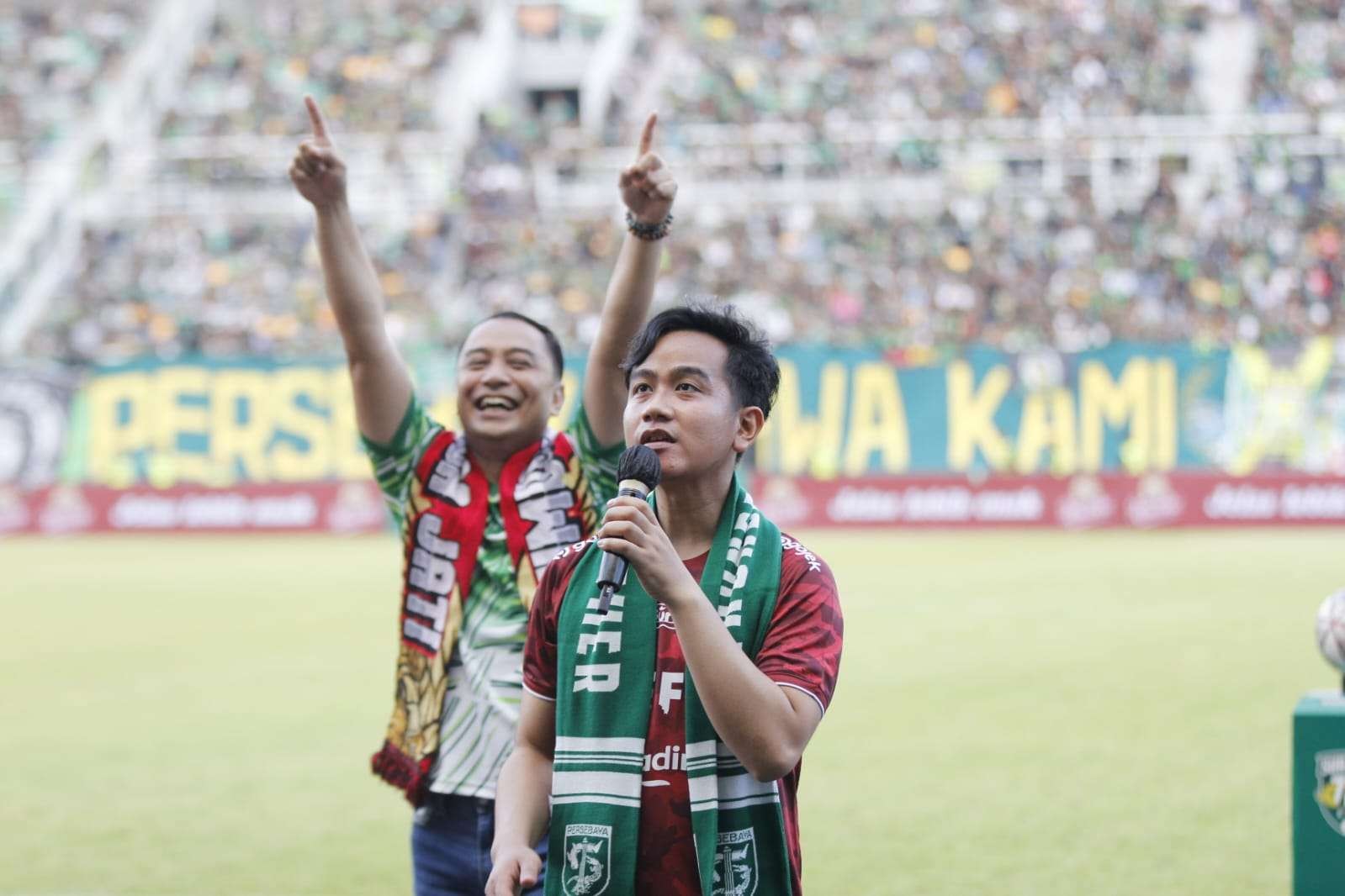 Walikota Surabaya bersama Walikota Solo saat hadiri Surabaya 729 Game yang mempertandingkan Persebaya Vs PSIS. (Foto: Fariz Yarbo/Ngopibareng.id)