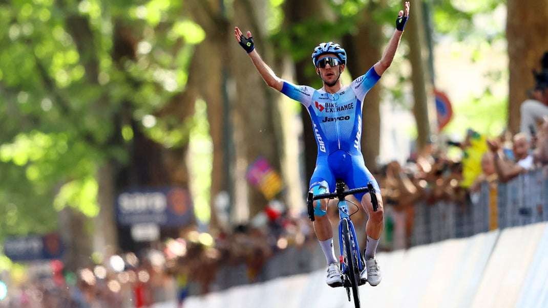 Simon Yates (BIkeExchange-Joyco) meraih kemenangan di Giro d'Italia etape 14, Sabtu 21 Mei 2022 waktu setempat. (Foto: Istimewa)