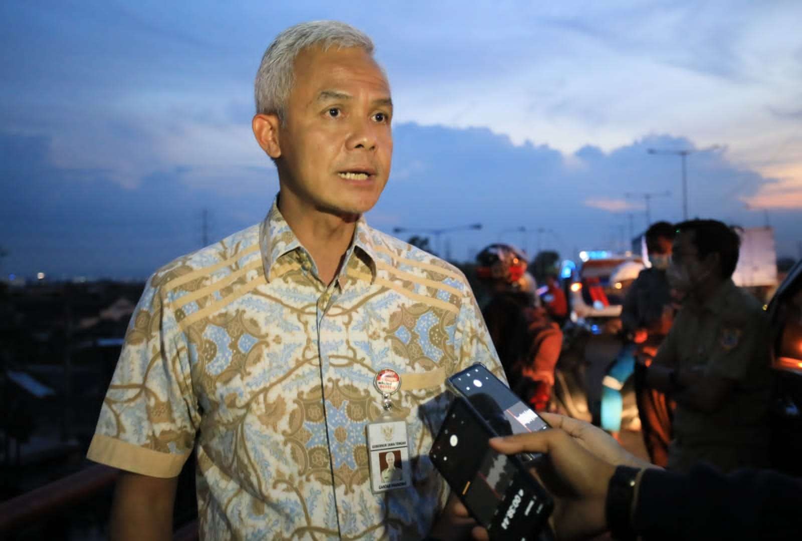 Gubernur Ganjar meninjau titik banjir di Semarang, Senin, 23 Mei 2022. (Foto: Dok Jateng).