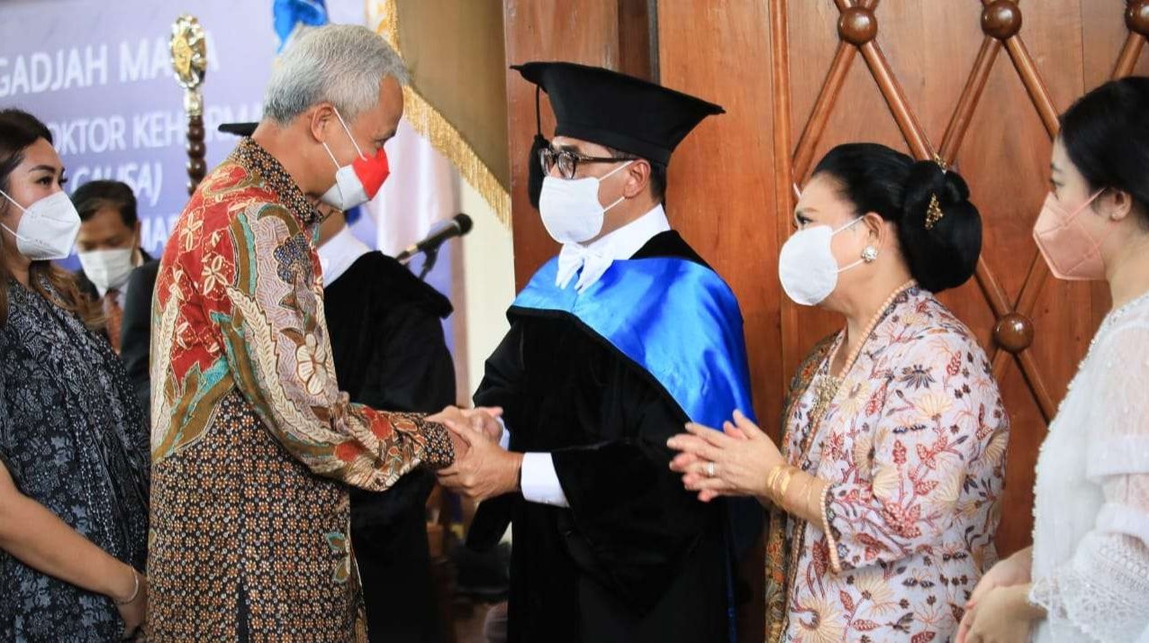 Gubernur Jawa Tengah Ganjar Pranowo mengucapkan selamat kepada Menhub Budi Karya Sumadi atas gelar Honoris Causa yang diterimanya dari Universitas Gadjah Mada, Senin 23 Mei 2022. (Foto: dok. Humas Pemprov Jateng)