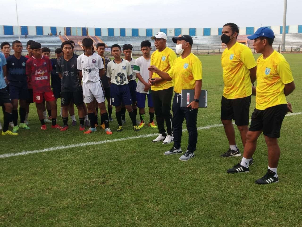 Pelatih Fakhri Husaini saat seleksi pemain lokal. (Foto: Imron Rosidi/Ngopibareng.id)