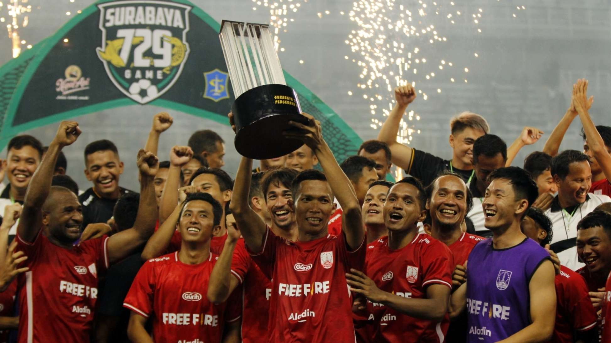Pemain Persis Solo merayakan kemenangan atas Persebaya dalam laga Surabaya 729 Game di Stadion Gelora Bung Tomo, Surabaya, Minggu 22 Mei 2022. (Foto: Fariz Yarbo/Ngopibareng.id)