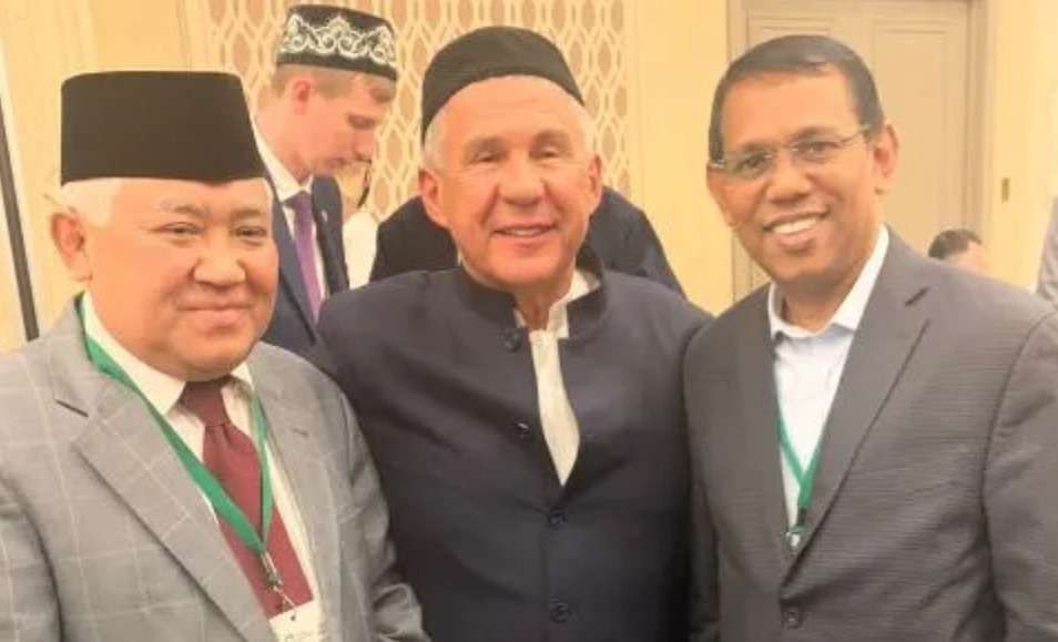 Din Syamsuddin bersama Presiden Republik Tatarstan, Rustam Minikhanov dan Wakil Sekjen-OKI Dr. Ahmed Sareer di Kazan pada 21 Mei 2022. (Foto: Istimewa)