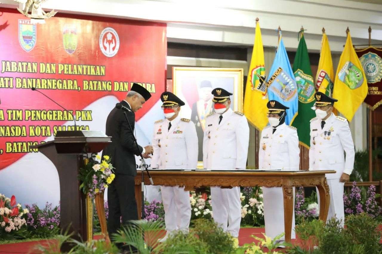 Gubernur Jawa Tengah Ganjar Pranowo melantik empat Penjabat (Pj) kepala daerah di Gedung Gradhika Bhakti Praja, Minggu, 22 Mei 2022. (Foto: ist)