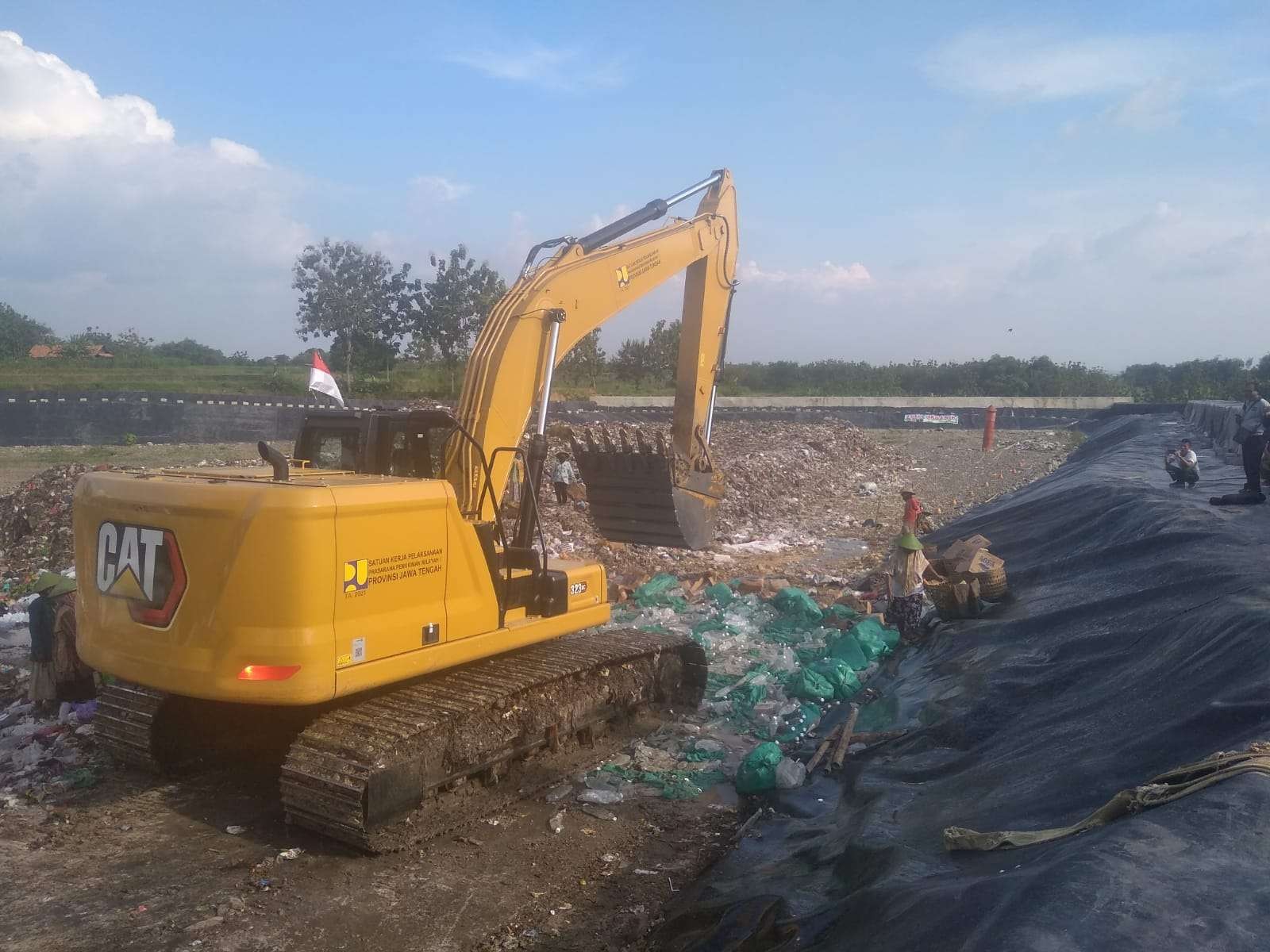 Foto: Proses pemusnahan barang bukti berupa arak. Di TPA Temurejo Kecamatan Blora. (Ahmad Sampurno/ ngopibareng.id)