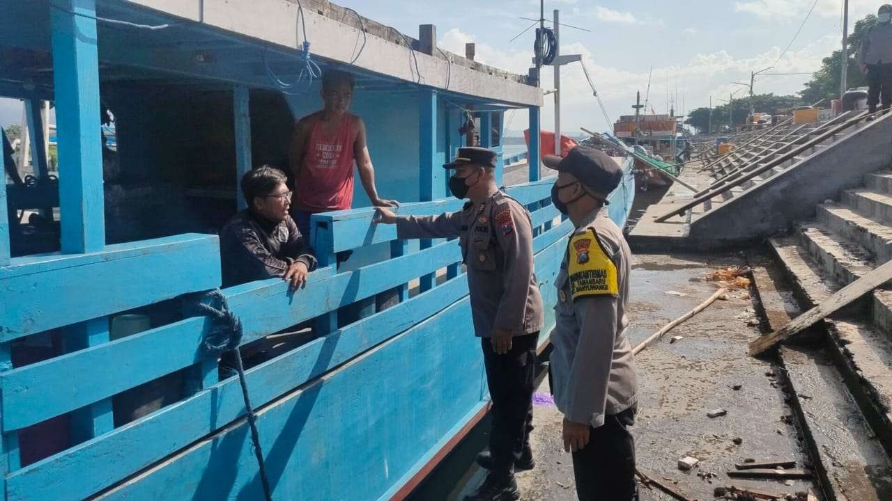 Polisi memberikan imbauan kepada kru perahu di Pelabuhan Boom Banyuwangi (foto:istimewa)
