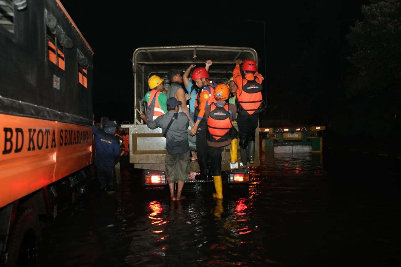 BPBD Jateng sigap atasi korban banjir rob dengan mendirikan posko darurat dan dapur umum. (Foto: Dok Jateng)