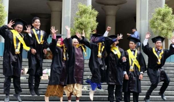 Ilustrasi sorak sorai wisudawan lulus dari perguruan tinggi. (Foto: Istimewa)